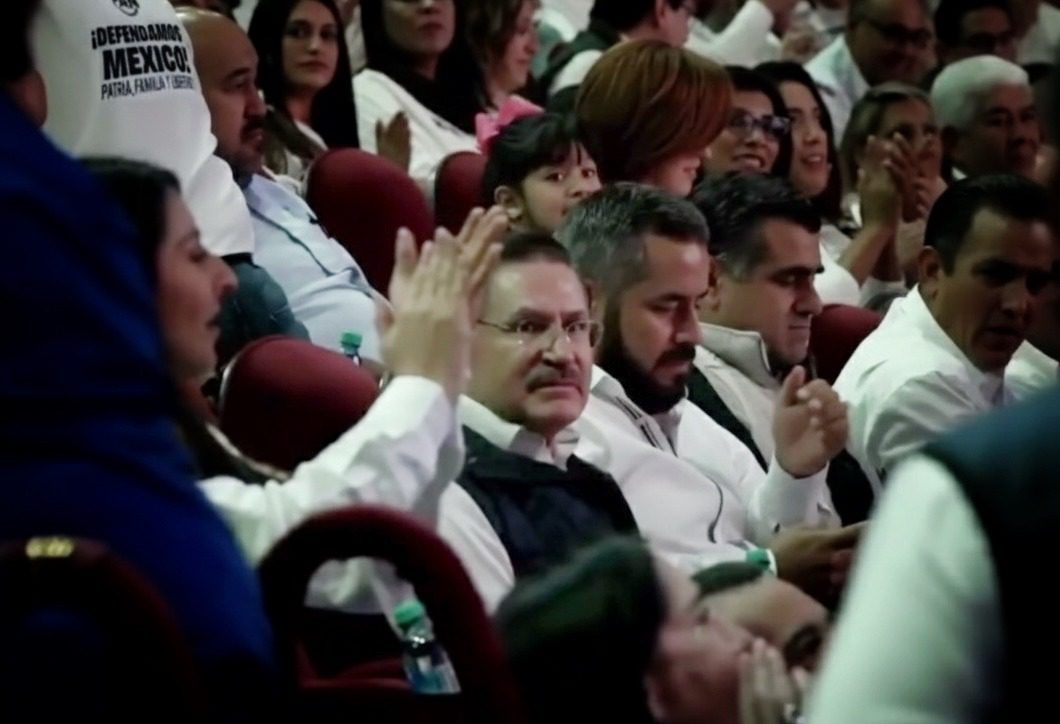 Tranquilo y sonriente, reaparece Aispuro