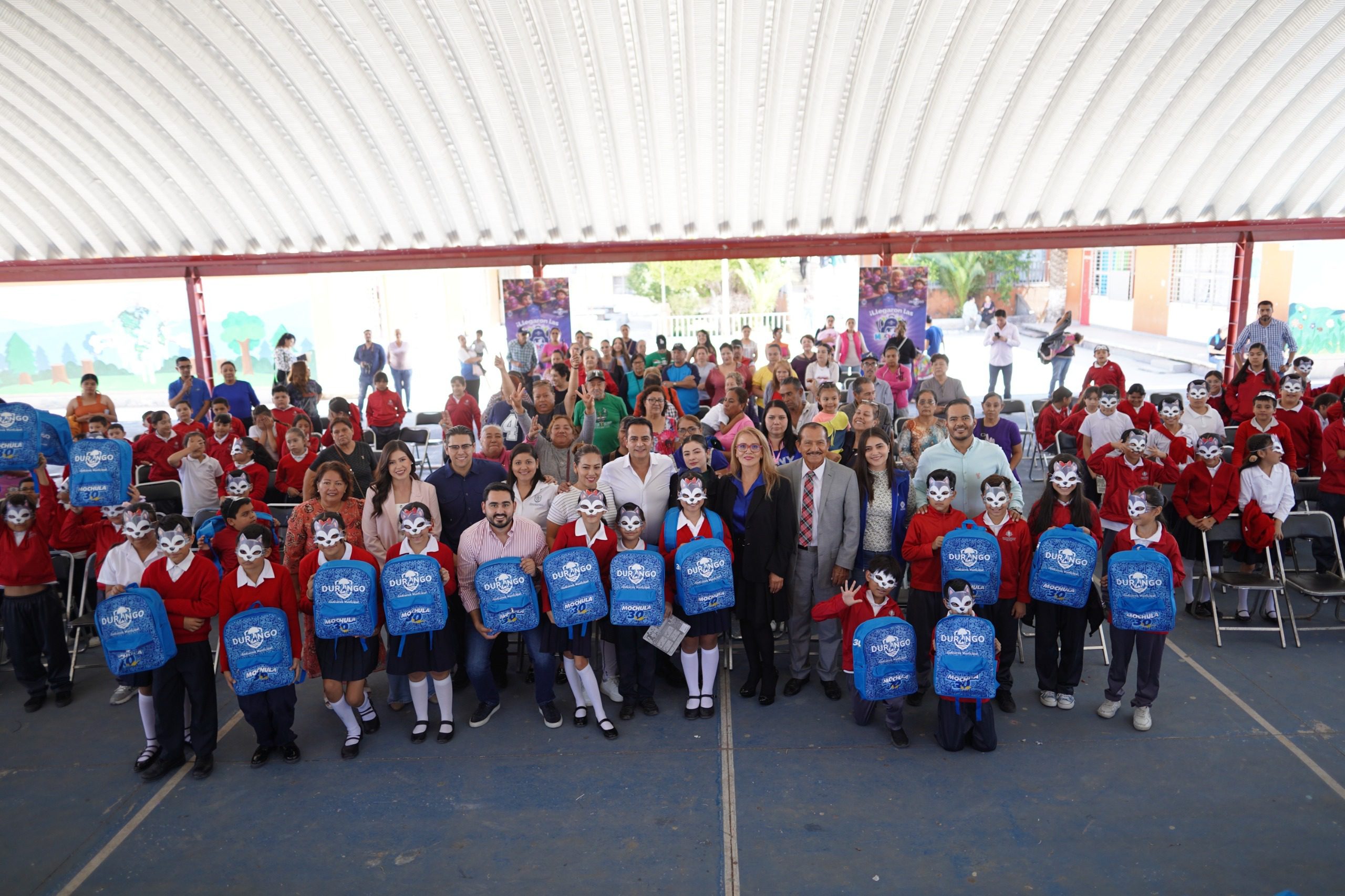 Comienza entrega de Mochulas a estudiantes