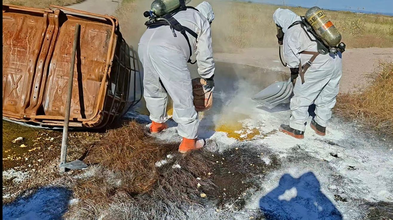 Controlan derrame de ácido acético en la carretera a México