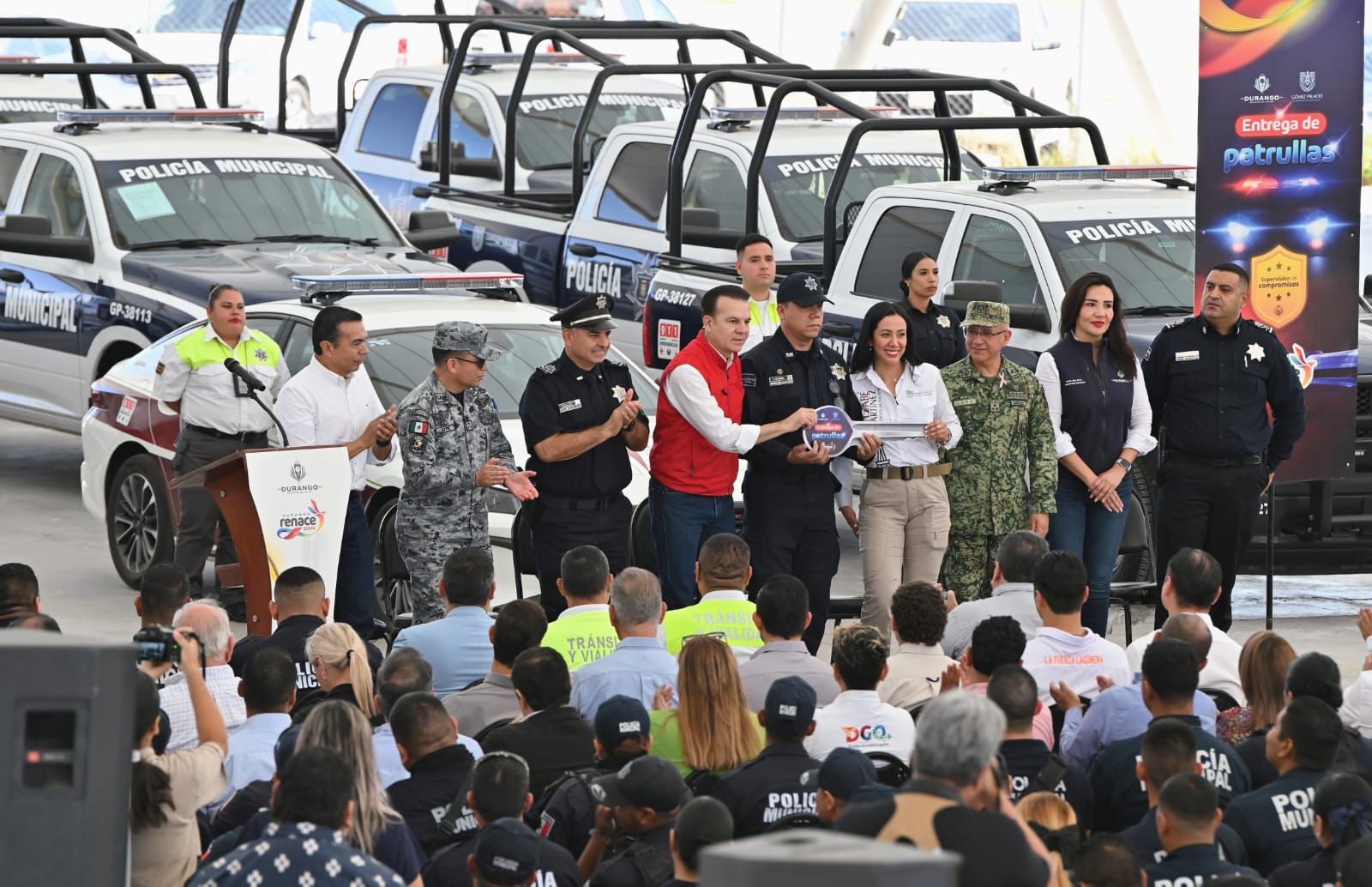 Entrega Betzabé Martínez 43 patrullas para reforzar la seguridad en Gómez Palacio