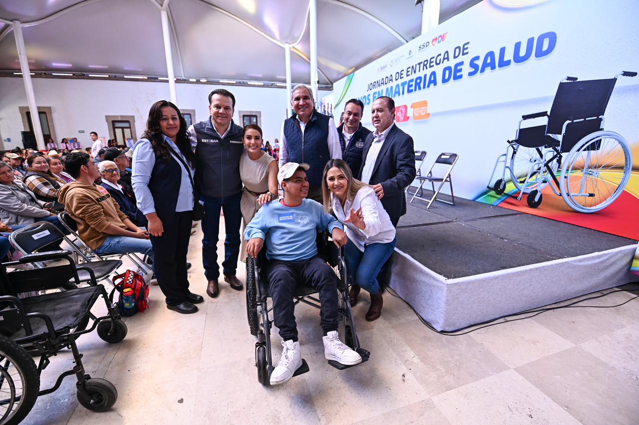 Adultos mayores y personas con discapacidad reciben lentes, sillas de ruedas y auxiliares auditivos