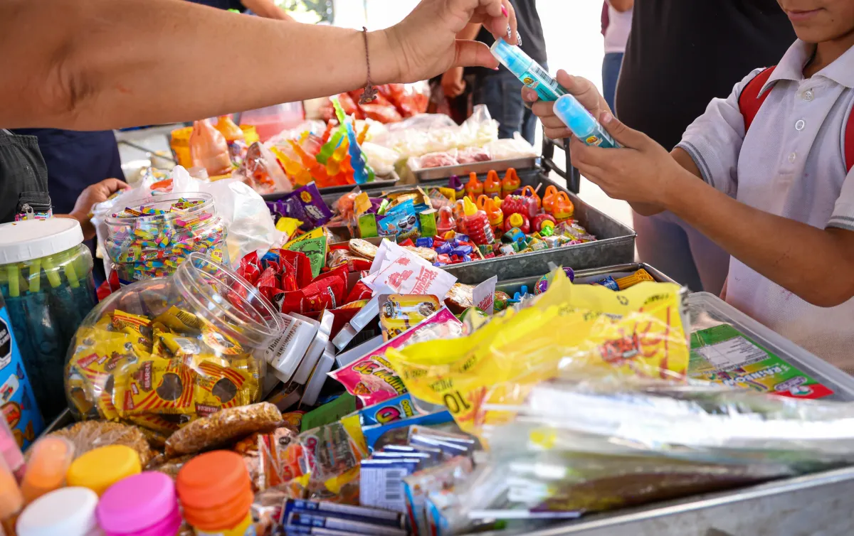 A pesar de las multas de hasta 22 mil pesos, la comida chatarra no se acaba en las escuelas