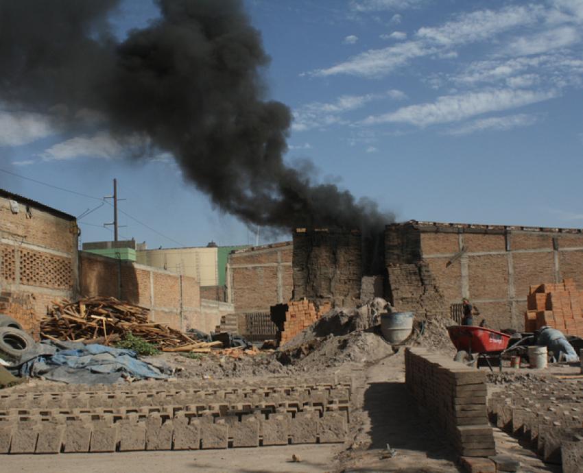 Contaminación por ladrilleras persiste en Durango: aún operan 220 dentro de la mancha urbana