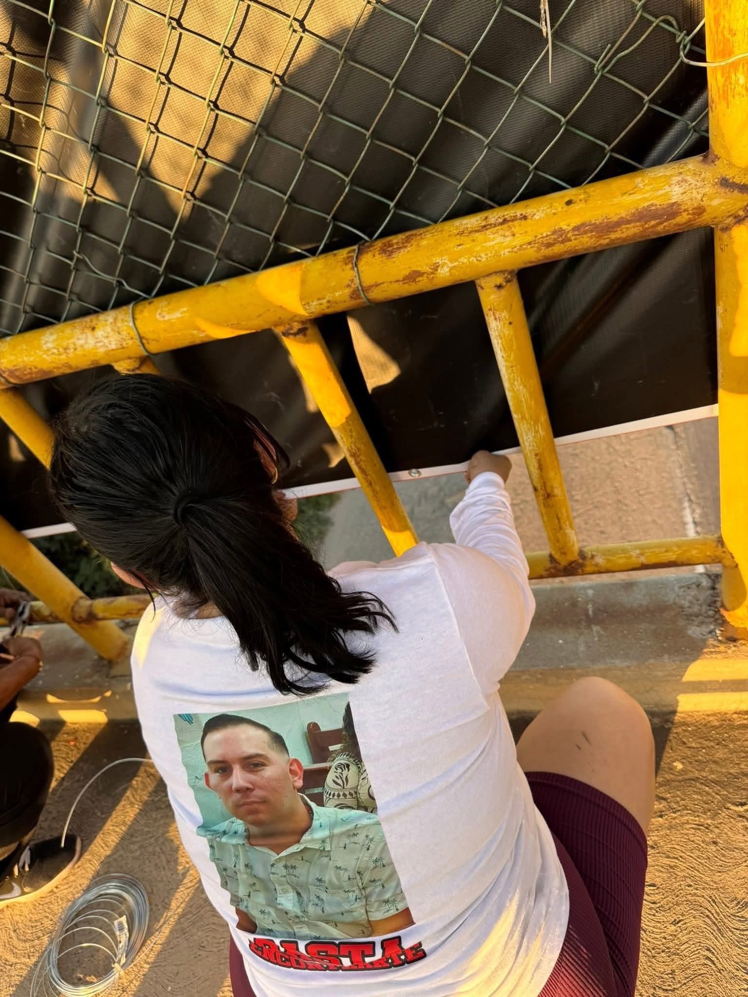 Alcaldesa de Mazatlán promete intervenir para que las lonas de desaparecidos se coloquen en las calles de la ciudad