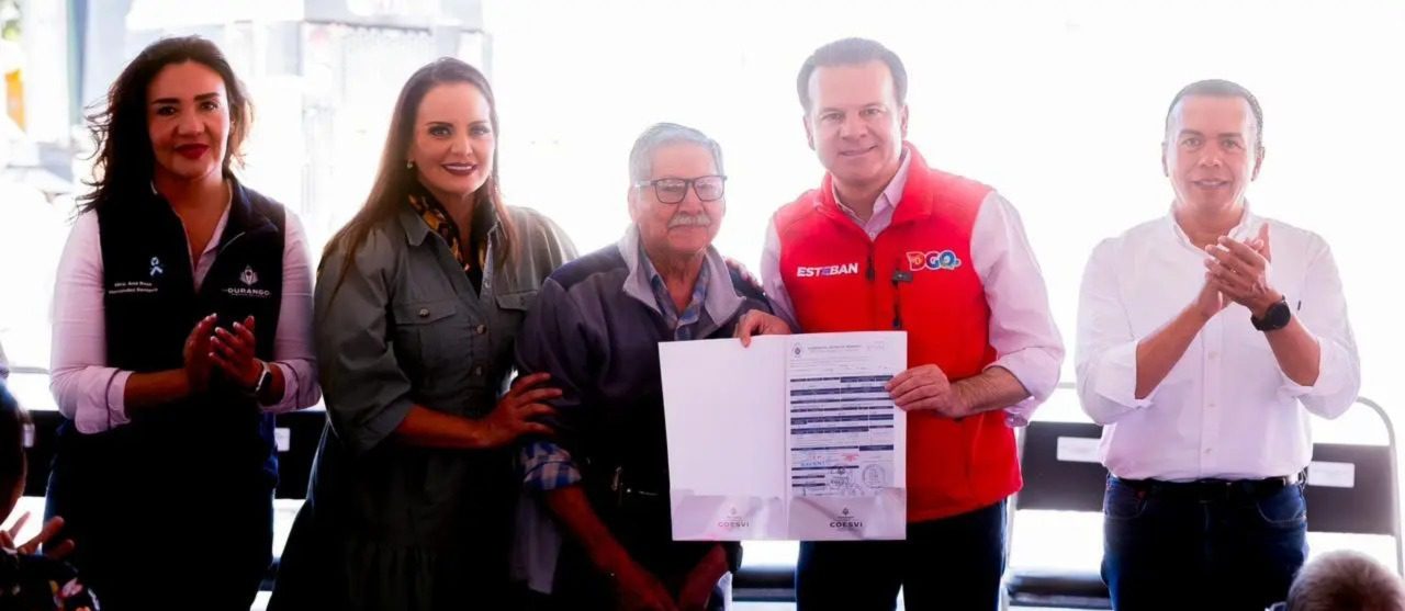 Pavimentan calle y entregan títulos de propiedad a familias de Lerdo