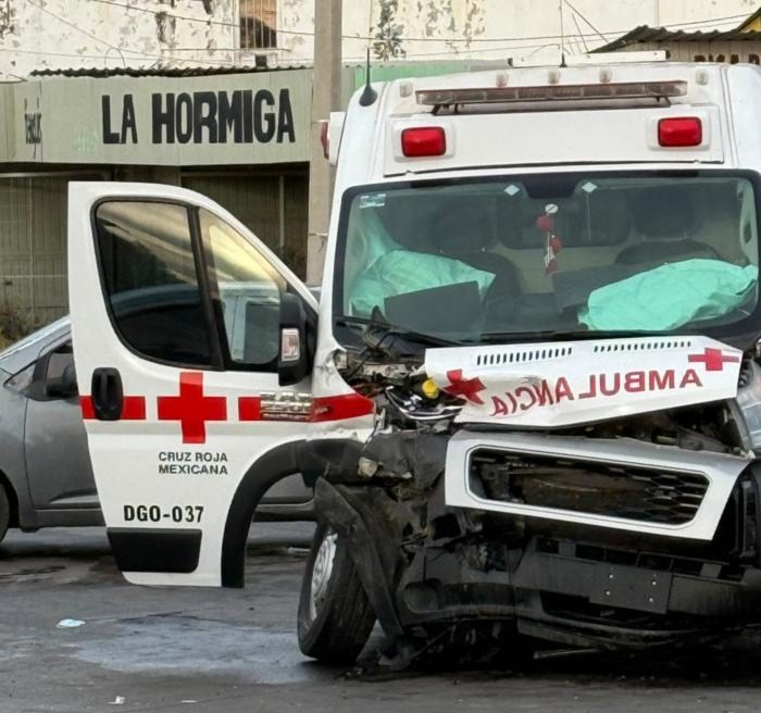 Chocan camioneta y ambulancia que traía un paciente desde Canatlán