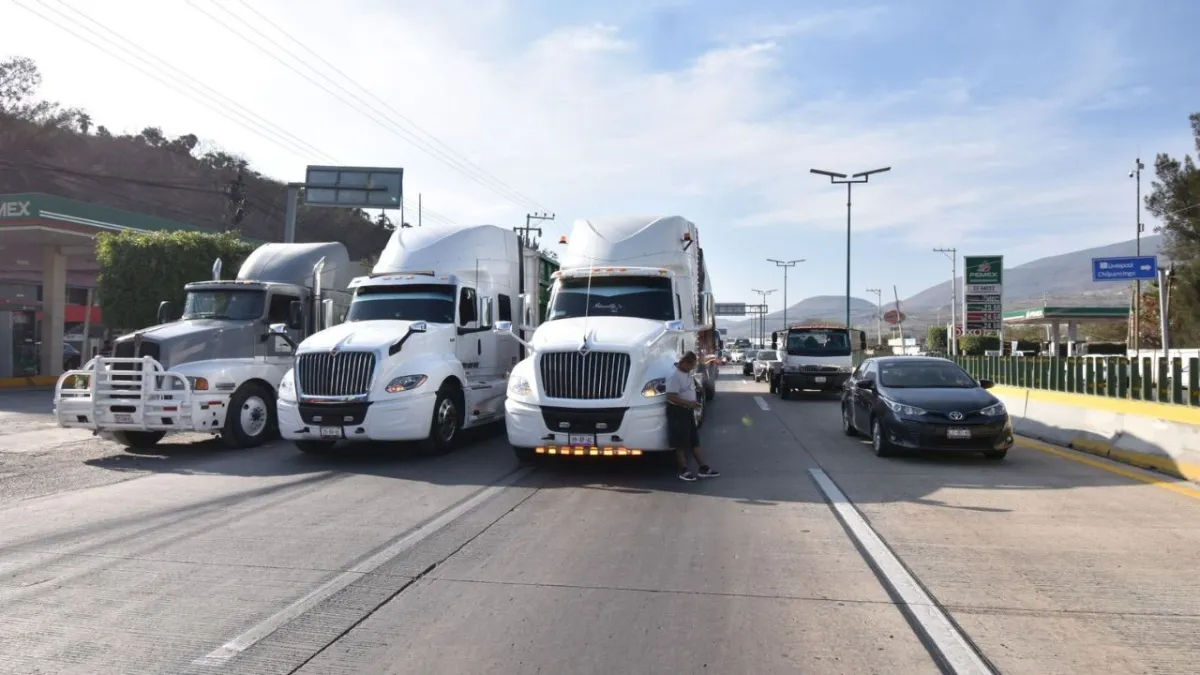 Campesinos y transportistas bloquearán carreteras en todo México este lunes
