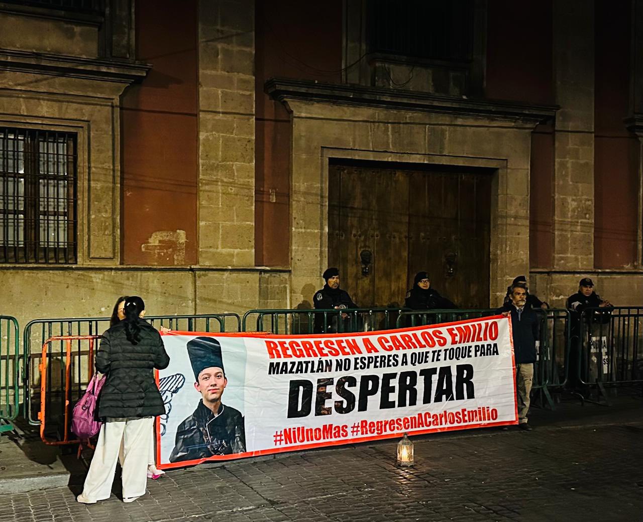“No he tenido un solo día sin angustia”: madre de Carlos Emilio acude a Palacio Nacional para exigir justicia y le niegan el acceso