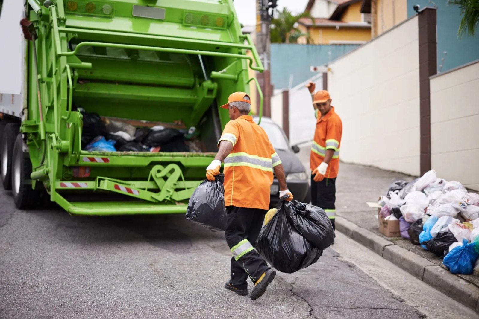 La basura navideña satura camiones y retrasa la recolección en la ciudad