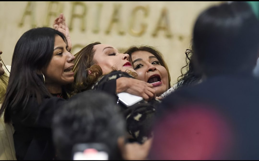 Gritos y jaloneos detienen reforma de transparencia en el Congreso