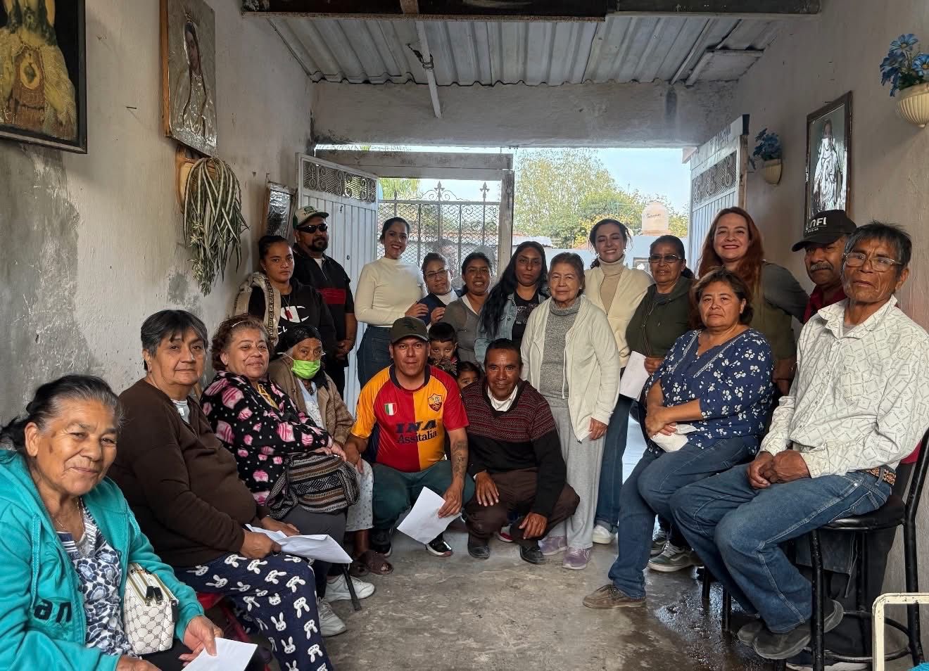 Gaby Hernández recorre la López Portillo y entrega apoyos ante las bajas temperaturas
