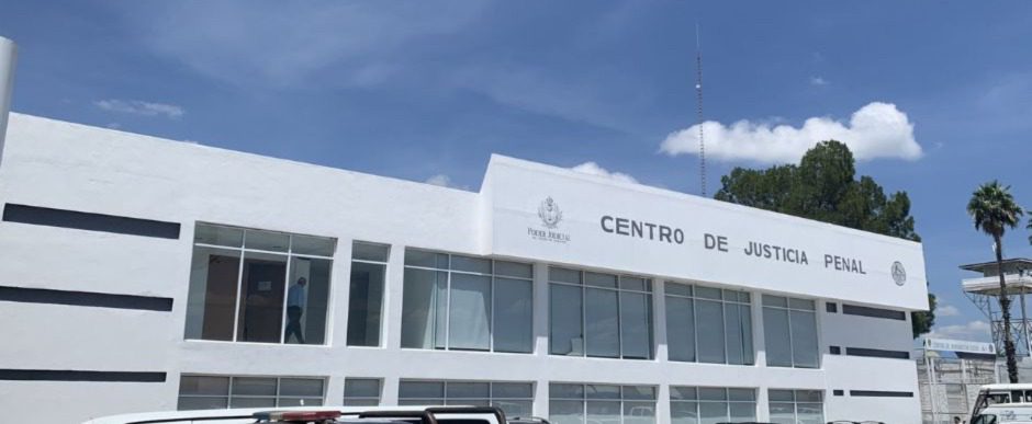 Arrestan a defensora pública acusada de cobrar 7 mil pesos por un trámite gratuito