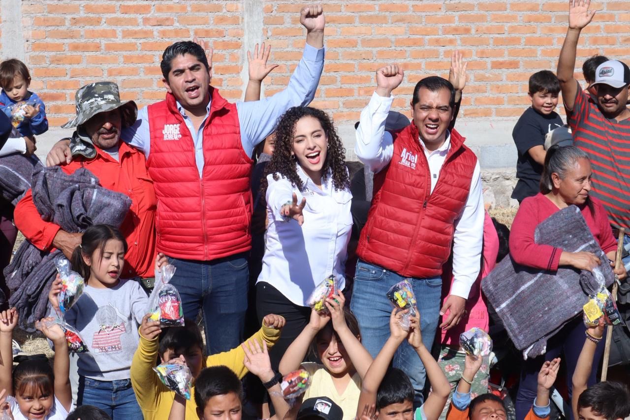 Regidores del PRI entregan apoyos invernales en colonias y comunidades rurales