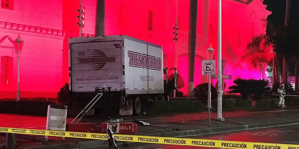 Asesinan a conductor de paquetería en Culiacán; dentro del camión llevaba una camioneta de lujo