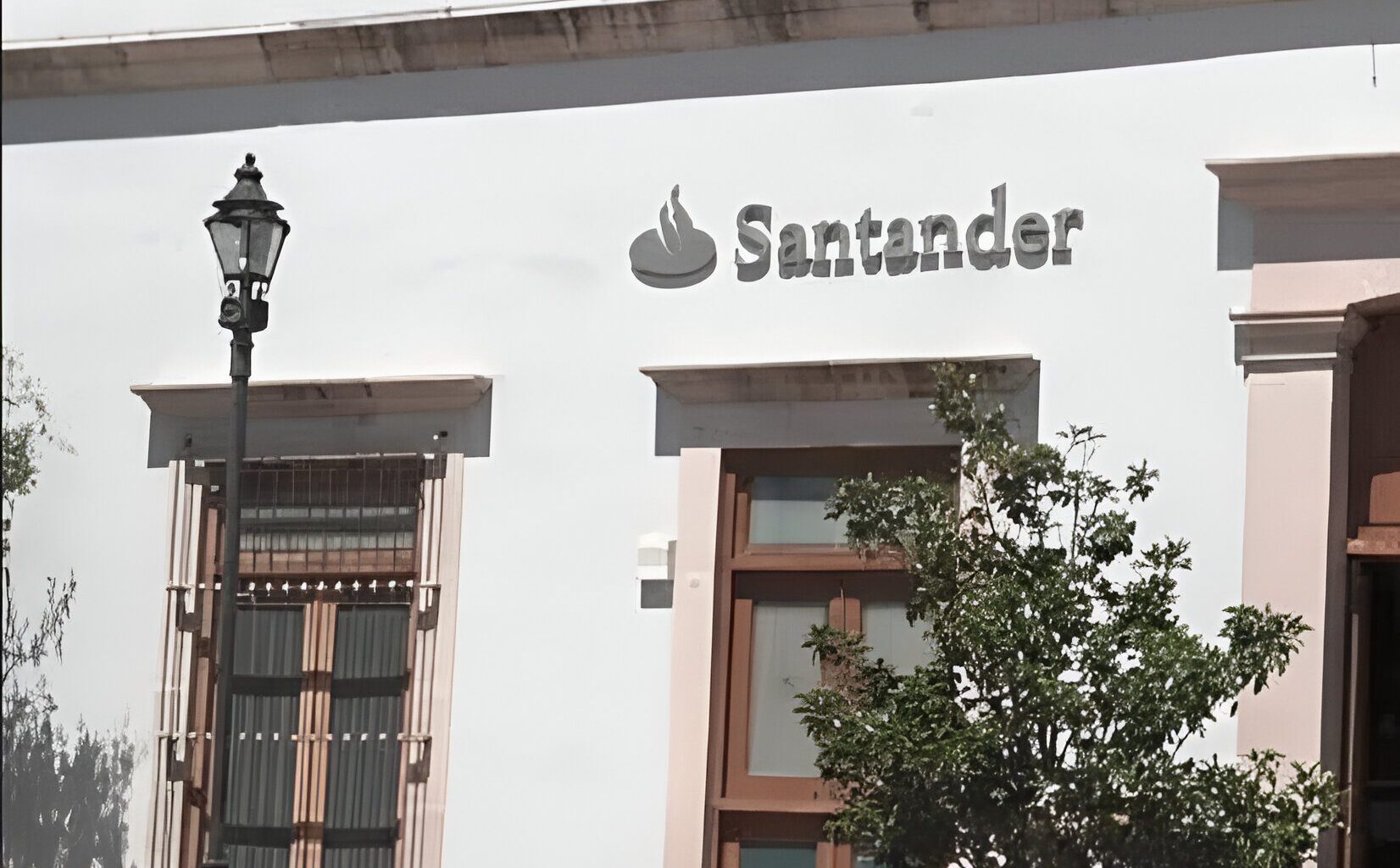 Santander obliga a una abuelita de 102 años ir a realizar un trámite presencial