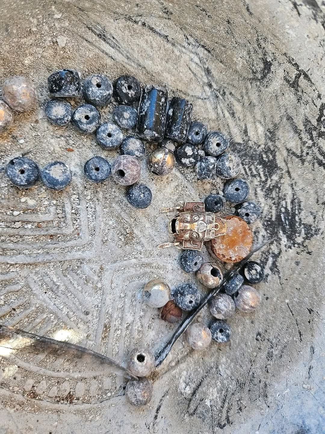 Tumba mixteca con oro prehispánico es hallada en Oaxaca