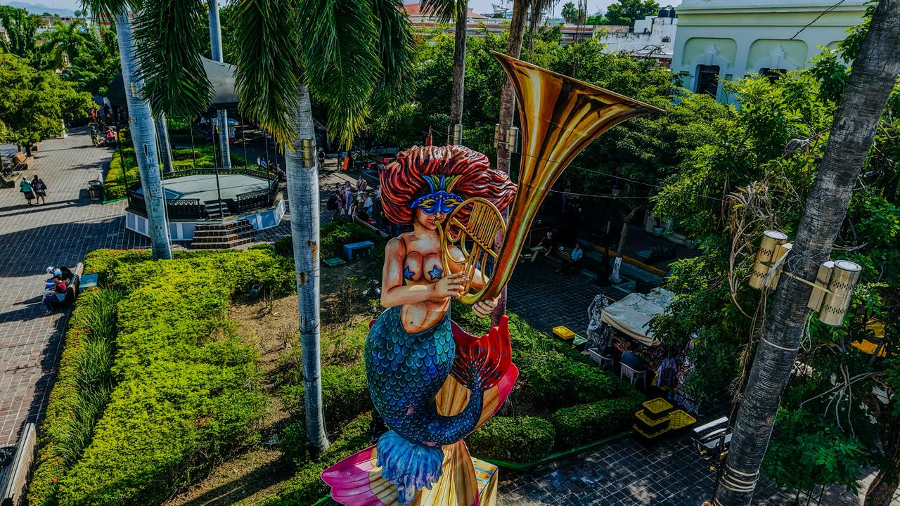 Mazatlán da el primer aviso del Carnaval con la instalación de dos monigotes gigantes