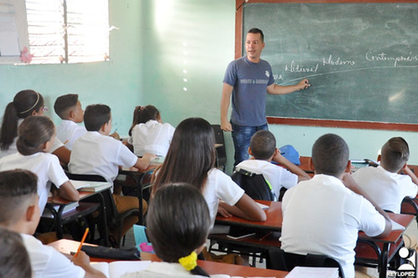 Maestros viven en el extranjero y solicitan permisos con firmas falsas: SEED