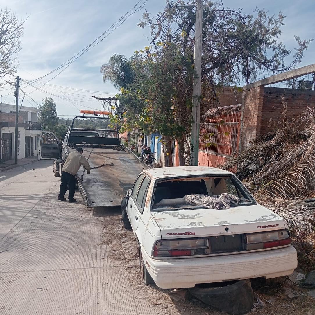 Inician operativos para retirar autos abandonados en la vía pública