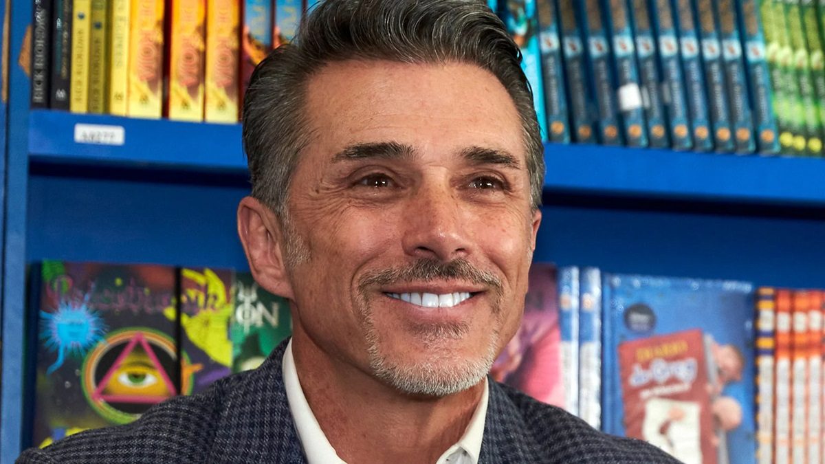 Morena suspende derechos políticos de Sergio Mayer por participar en “La Casa de los Famosos”