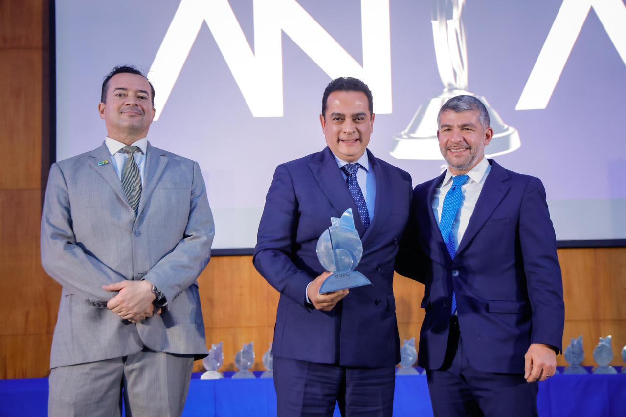 Toño Ochoa recibe galardón de la ANAC