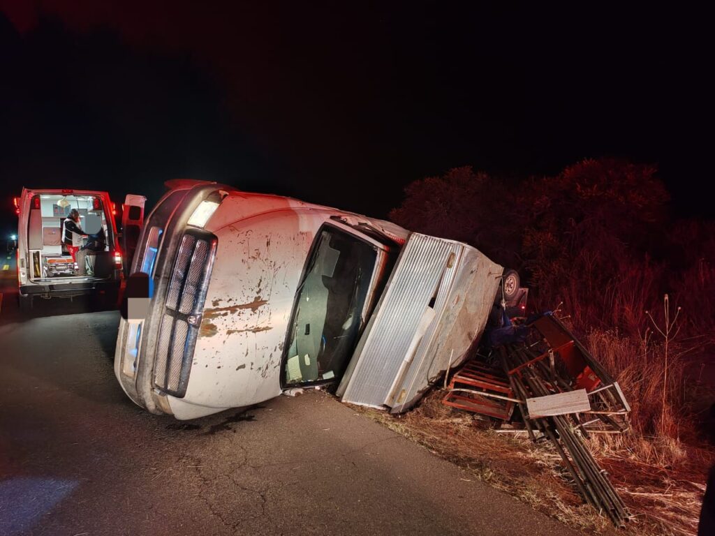 Vuelca camioneta en la carretera Francisco Zarco; tres personas resultan lesionadas