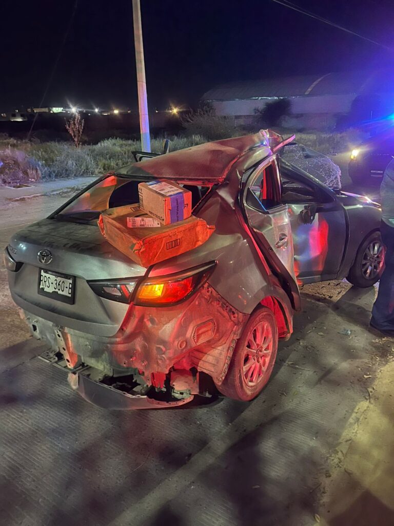 Repartidor de paquetería pierde el control y muere tras chocar contra un árbol