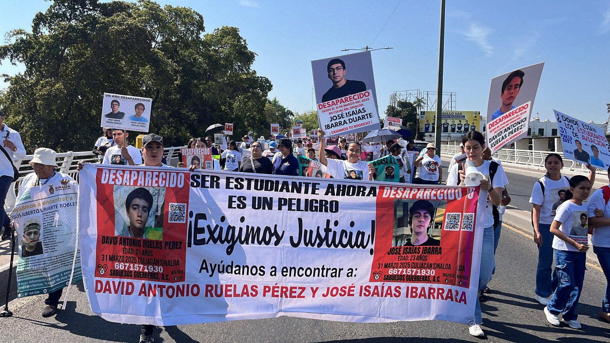 Familias de los jóvenes pilotos desaparecidos marchan en Culiacán