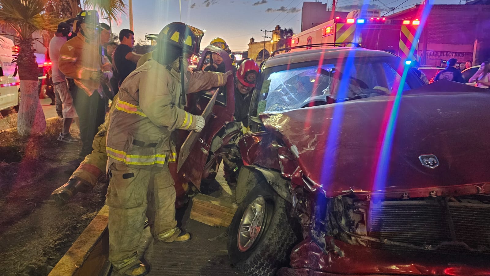 Fuerte choque en Santiago Papasquiaro deja a mujer atrapada en la camioneta que viajaba