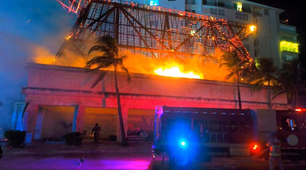 Incendio consume palapa de la Base Xcaret en zona hotelera de Cancún 