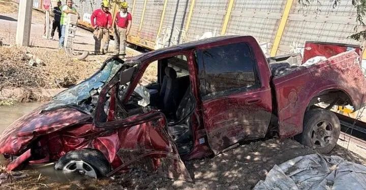 Intentó ganarle al tren y su camioneta terminó en perdida total, en Gómez Palacio