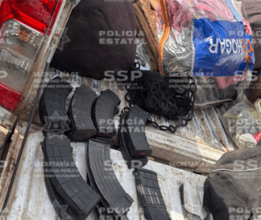 Aseguran camioneta con armas y equipo táctico en Mezquital