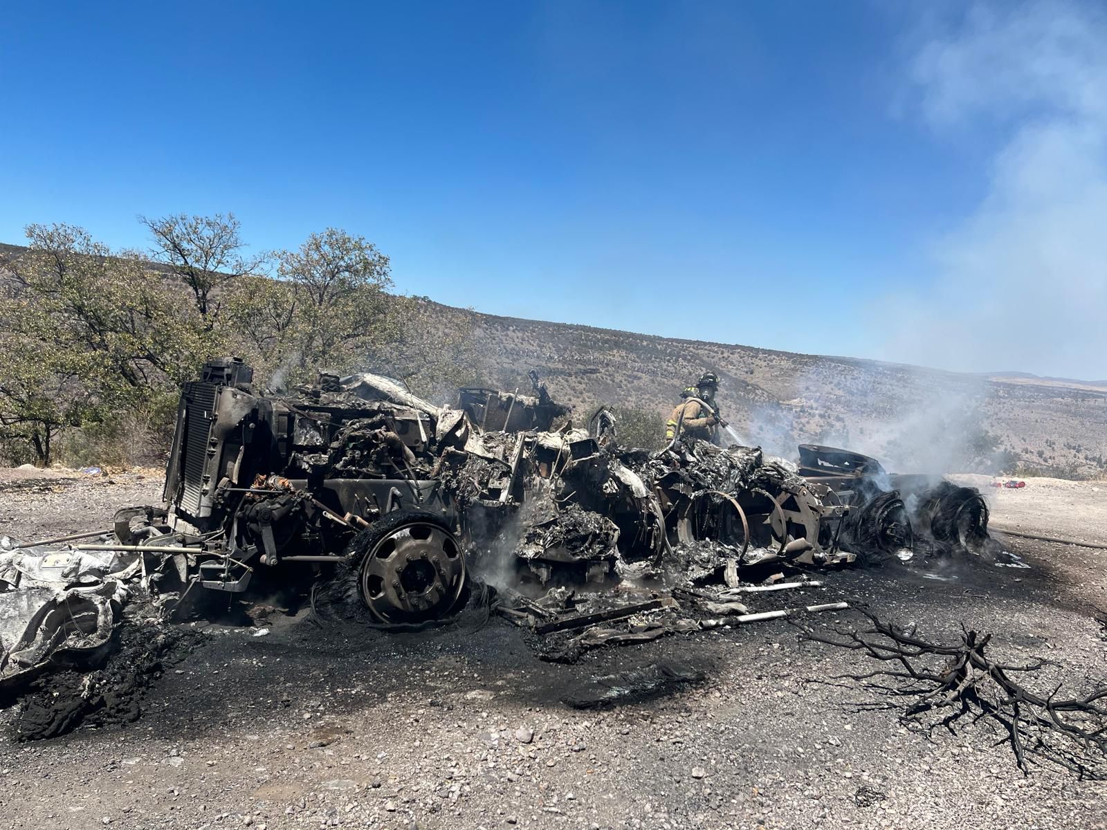 Tractocamión se incendia en carretera Durango–La Flor; fue pérdida total