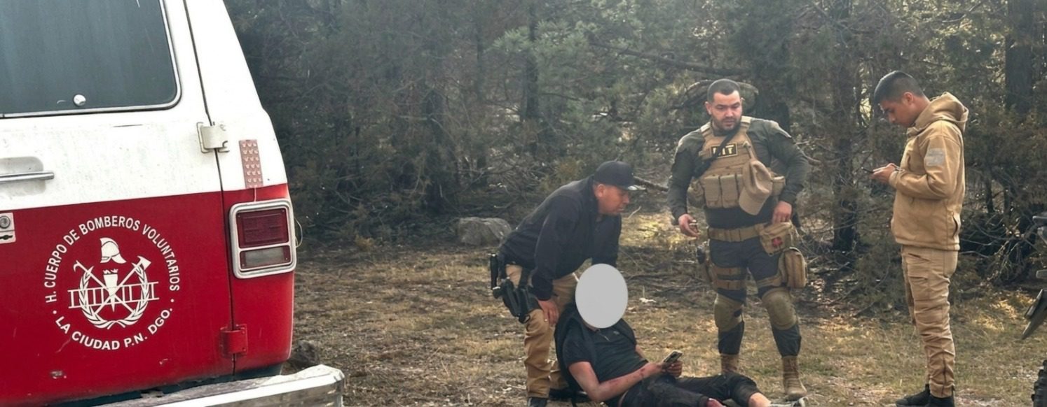 Francisco pierde el control de su moto y derrapa en la carretera Durango–Mazatlán