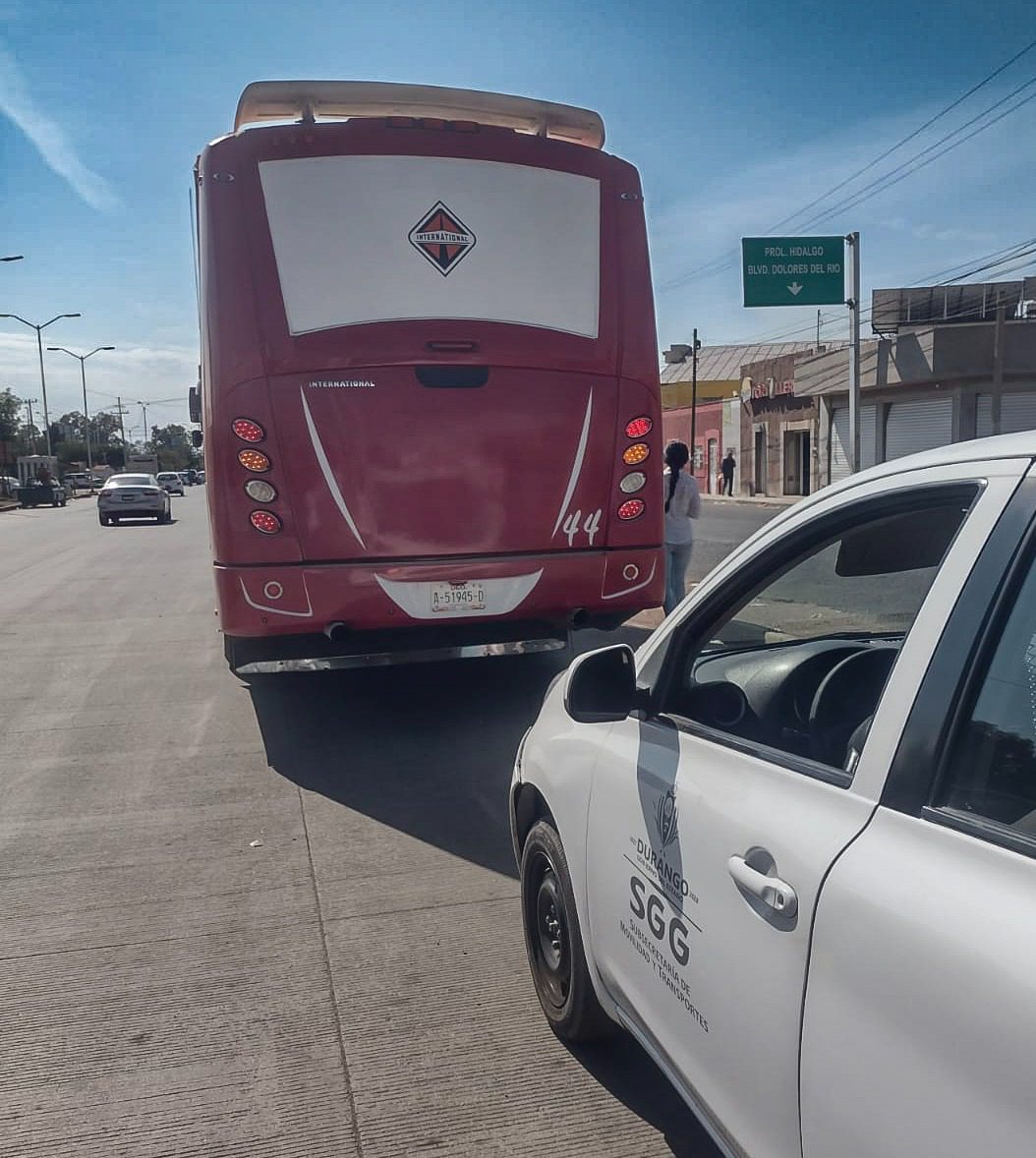 Sancionan a chofer de autobús de los “rojos” por llevar a niño en la puerta