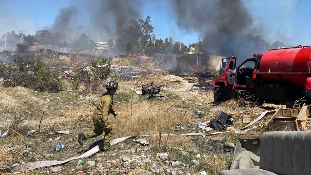 Incendio en lote baldío sobre la avenida Fidel Velázquez; no hay personas lesionadas