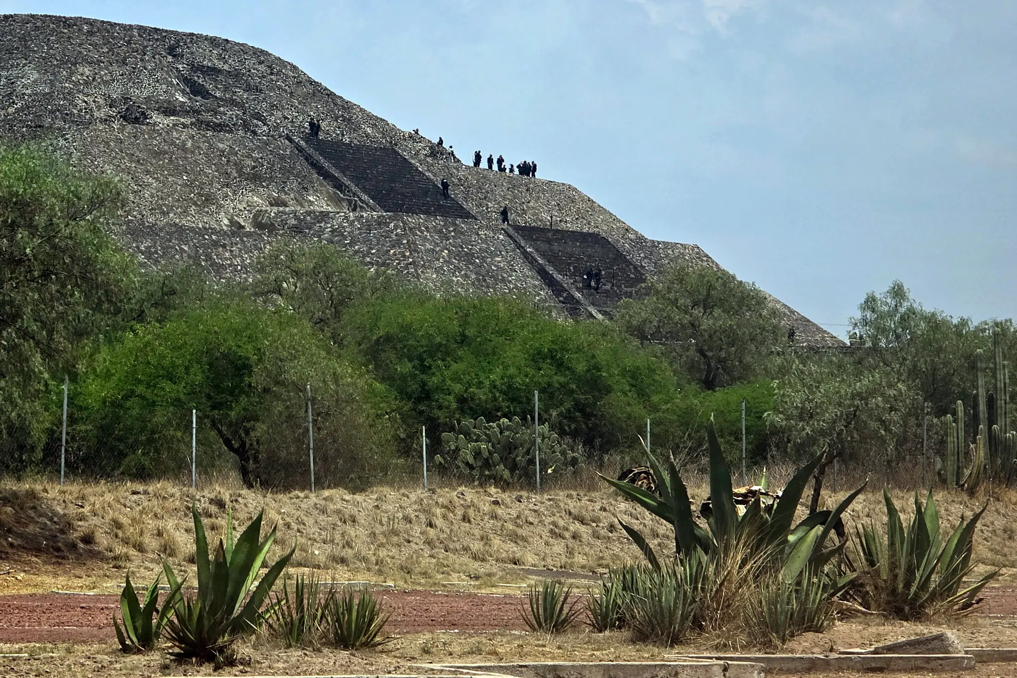 Balacera en la zona arqueológica de Teotihuacán deja canadiense sin vida y varios heridos; el agresor se mató de un disparo