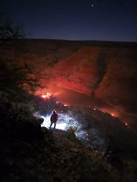 Incendio forestal obligó a brigadistas a cruzar presa en lancha para sofocar fuego