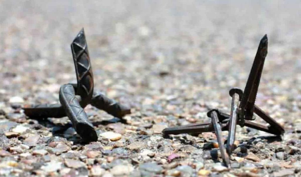 Dañan varios vehículos al arrojar “ponchallantas” en avenida turística de Mazatlán