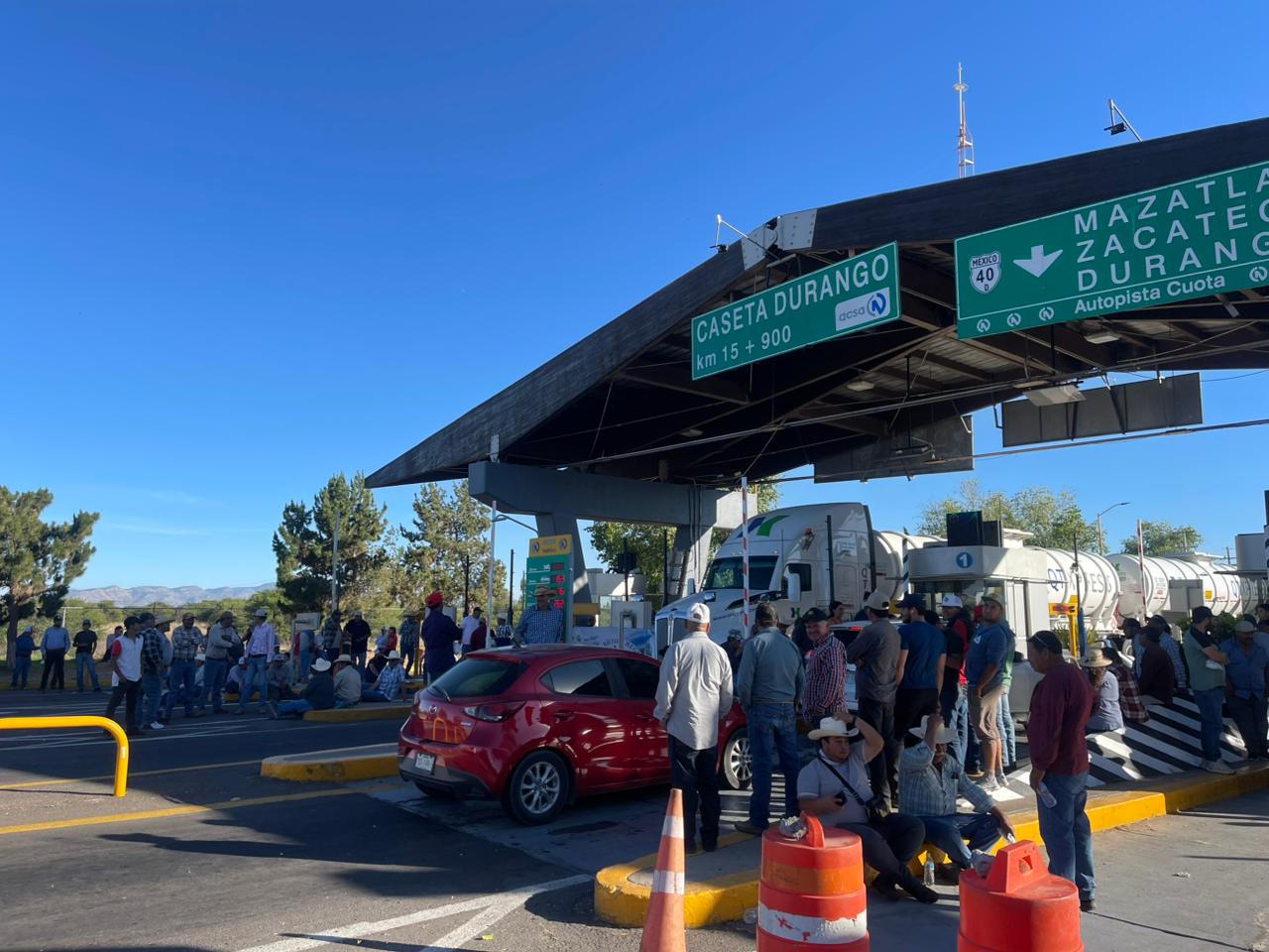 Productores de frijol toman caseta en autopista Durango-Gómez Palacio; exigen 27 pesos por kilogramo de frijol