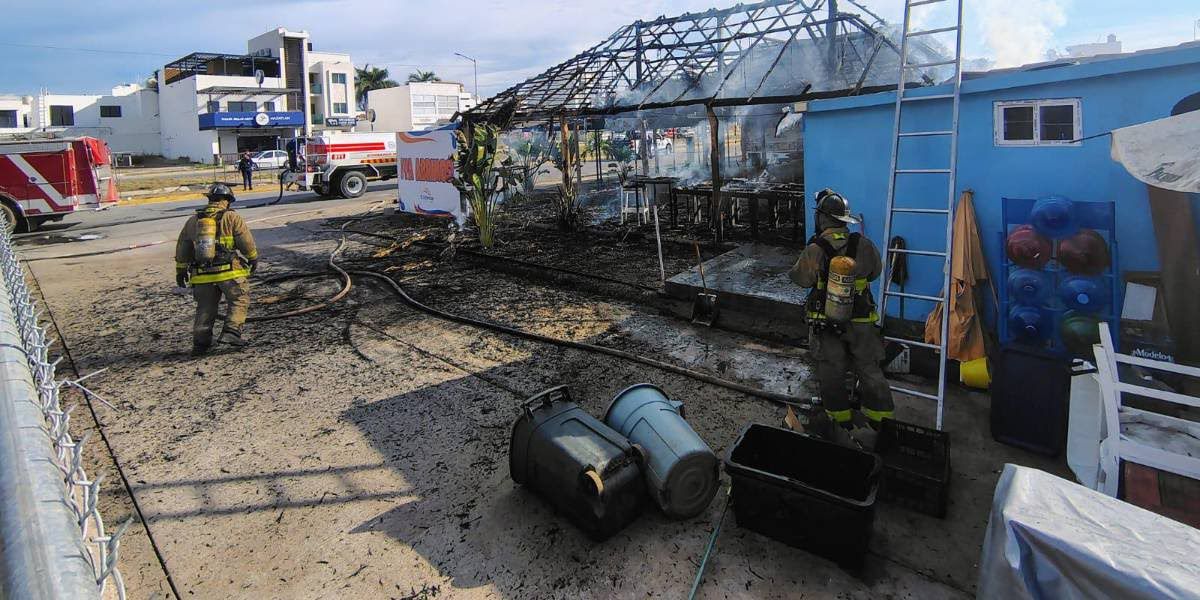 Incendio consume restaurante de mariscos en Mazatlán; no hay heridos