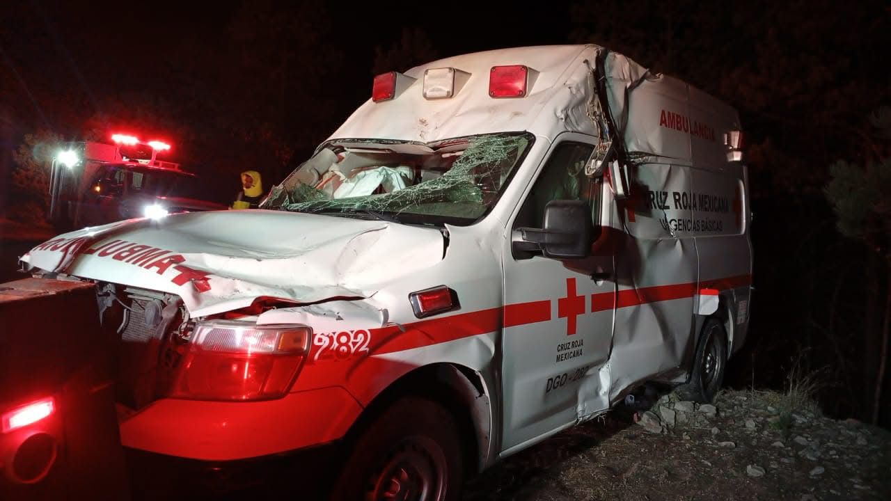 Vuelca ambulancia en Santiago Papasquiaro; atendía otro accidente