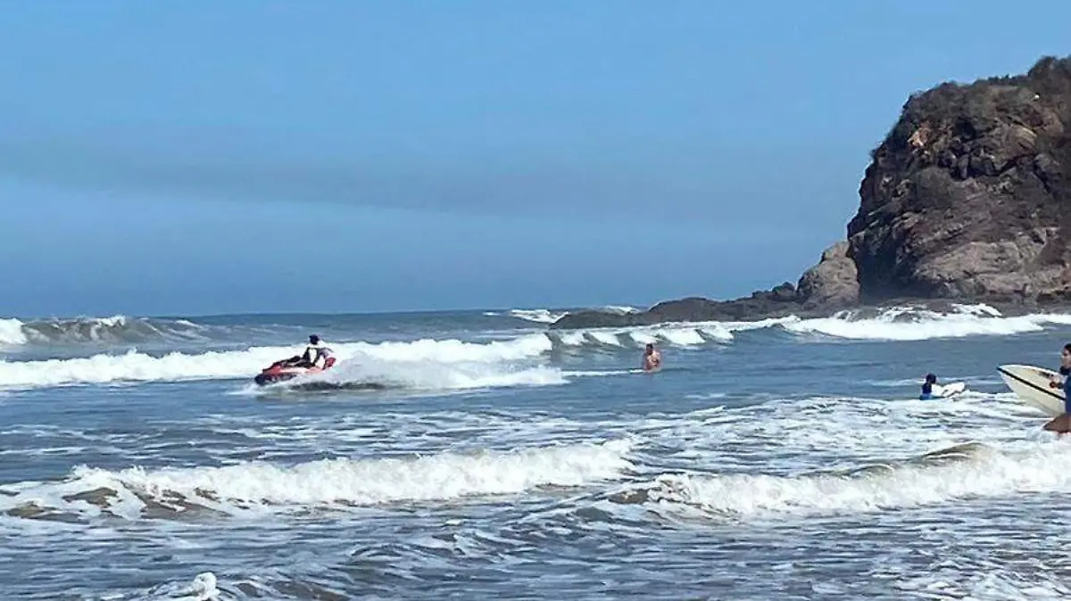 Rescatan a cinco personas arrastrados por corrientes en Mazatlán; tres eran de Durango