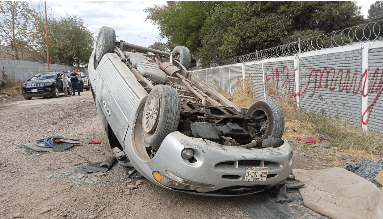 Su camioneta se quedo sin frenos y volcó en el fraccionamiento Fidel Velázquez