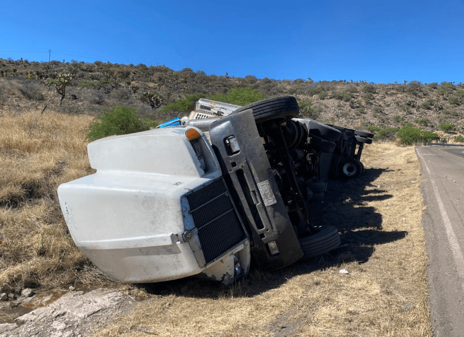 Vuelca tráiler en la carretera libre a Mazatlán