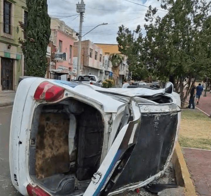 Taxi termina volcado tras choque en pleno Centro de Durango