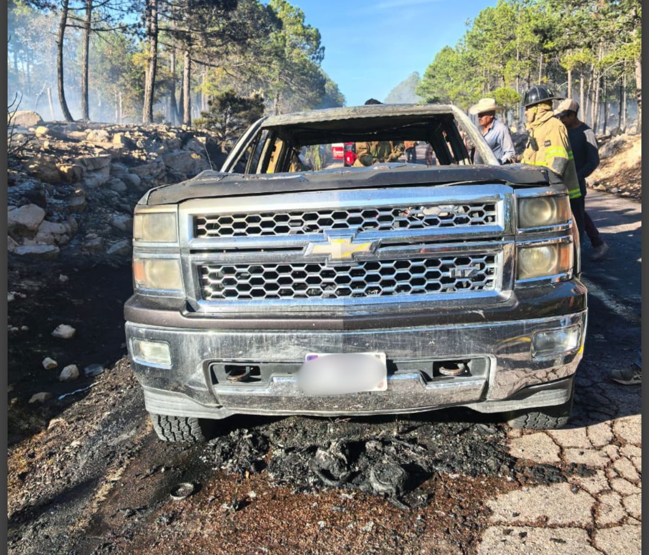 Camioneta se incendia y queda en pérdida total en carretera de Santiago Papasquiaro