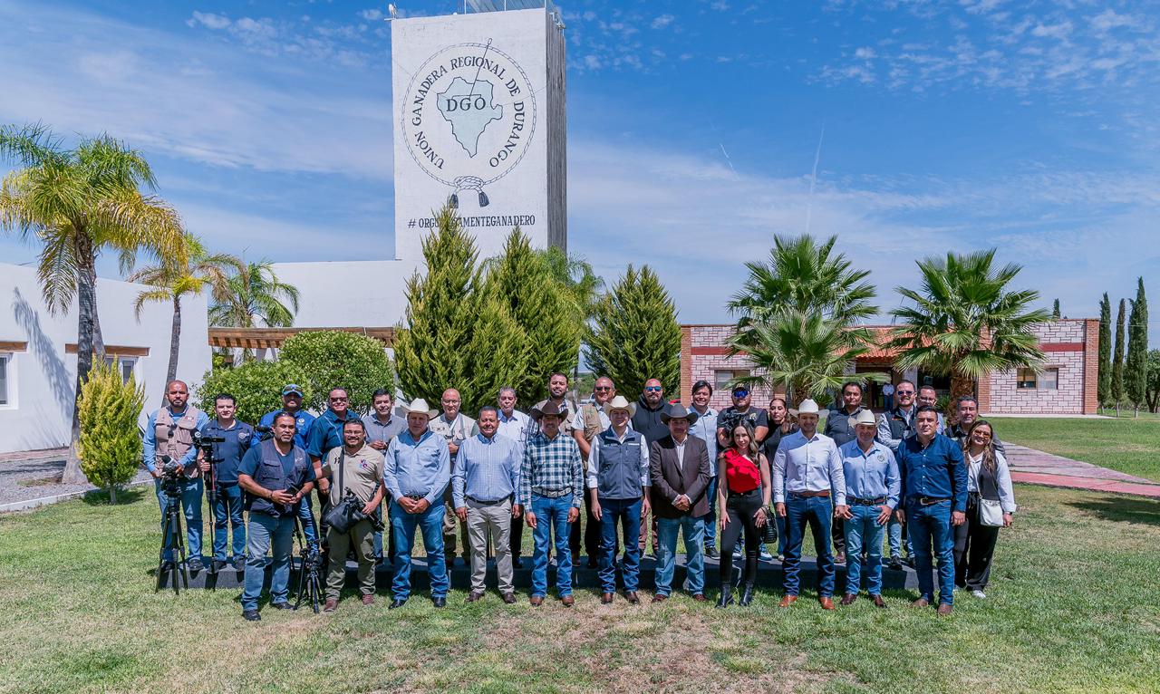 Entregan más de mil 200 sementales bovinos a productores de Durango