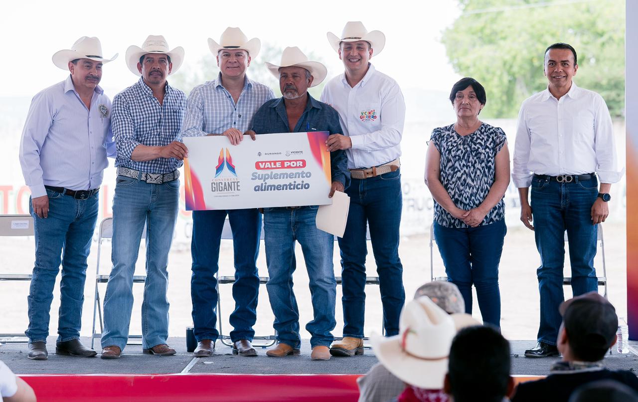 Esteban Villegas entrega suplemento alimenticio a ganaderos de Vicente Guerrero por temporada de sequía