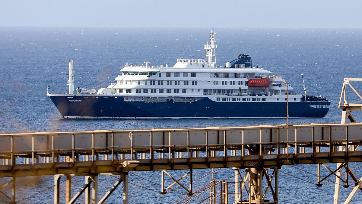 Evacuarán el lunes a pasajeros de crucero por brote de hantavirus en Canarias